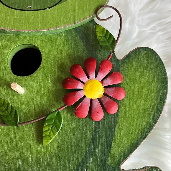 NWOT Frog Birdhouse Green with Red Flower Wood Hanging - Picture 3 of 14